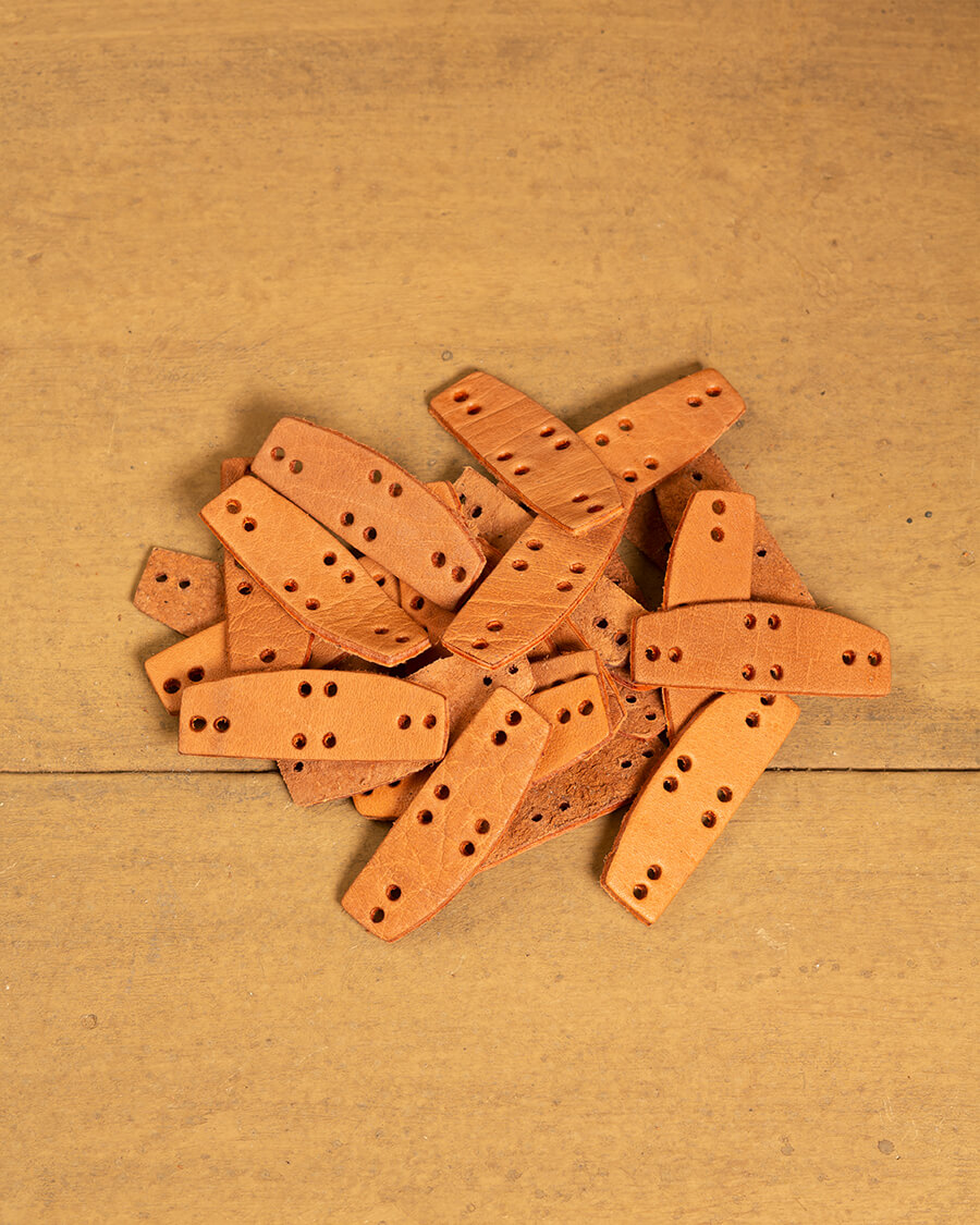 Raude leather scales brown 25 pcs.